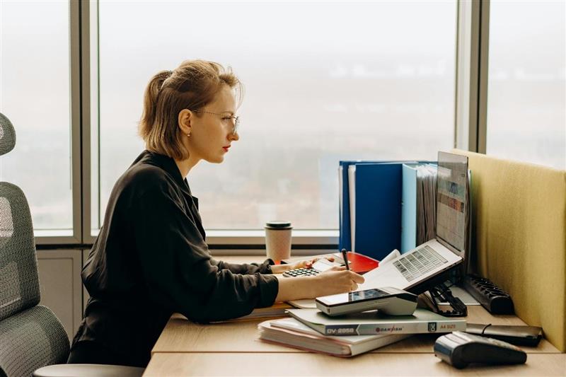 An accountant working 