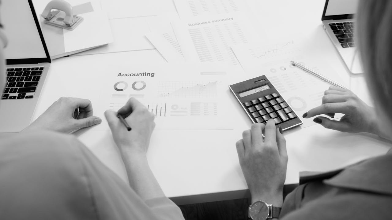 Accounting vs Bookkeeping: What’s the Difference?